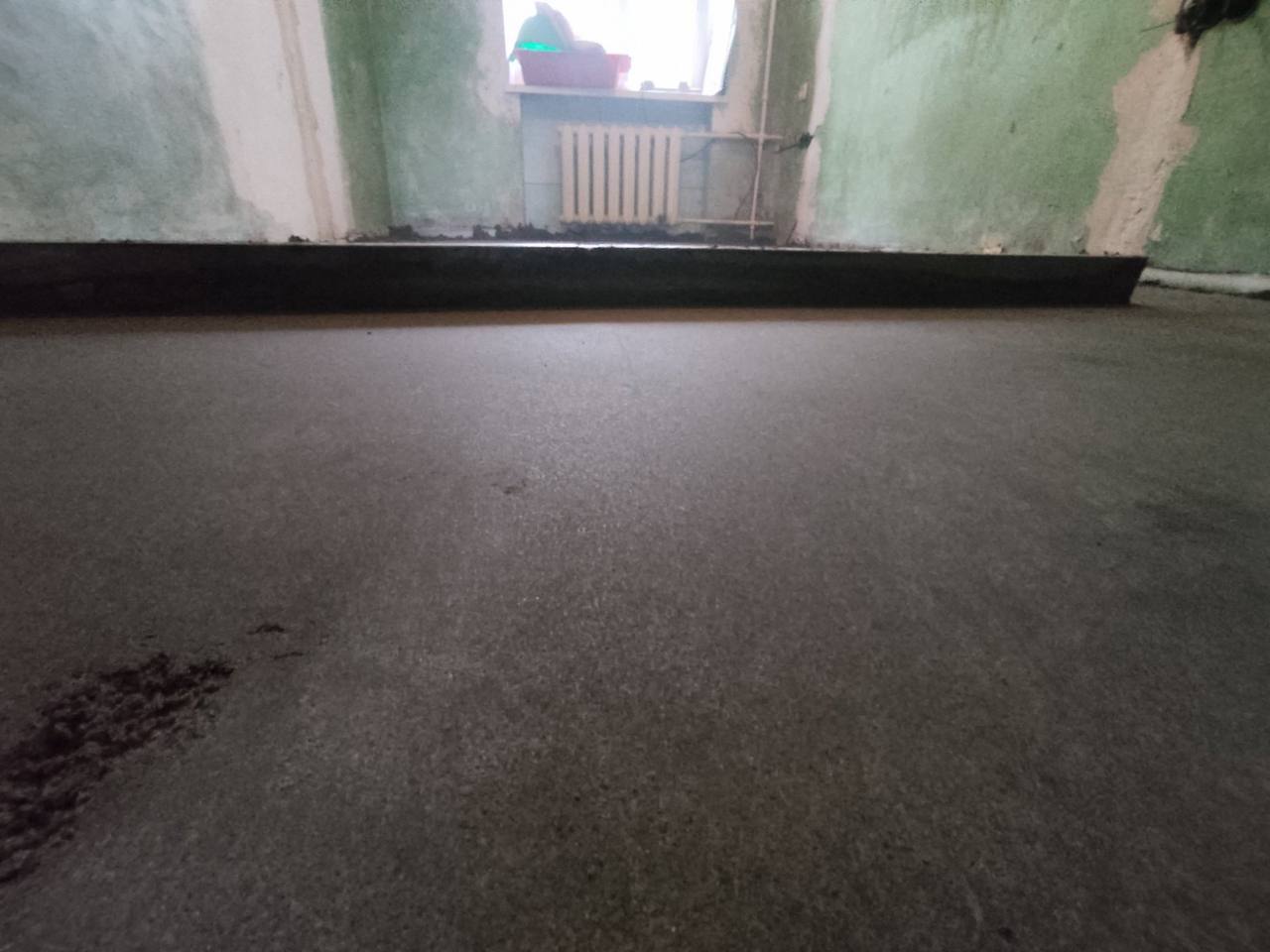 Стяжка пола с демпферной лентой по периметру